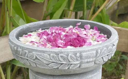 Product image of the product “Medan - Bowl with leaf motive, Ø 29 cm | cast stone ”